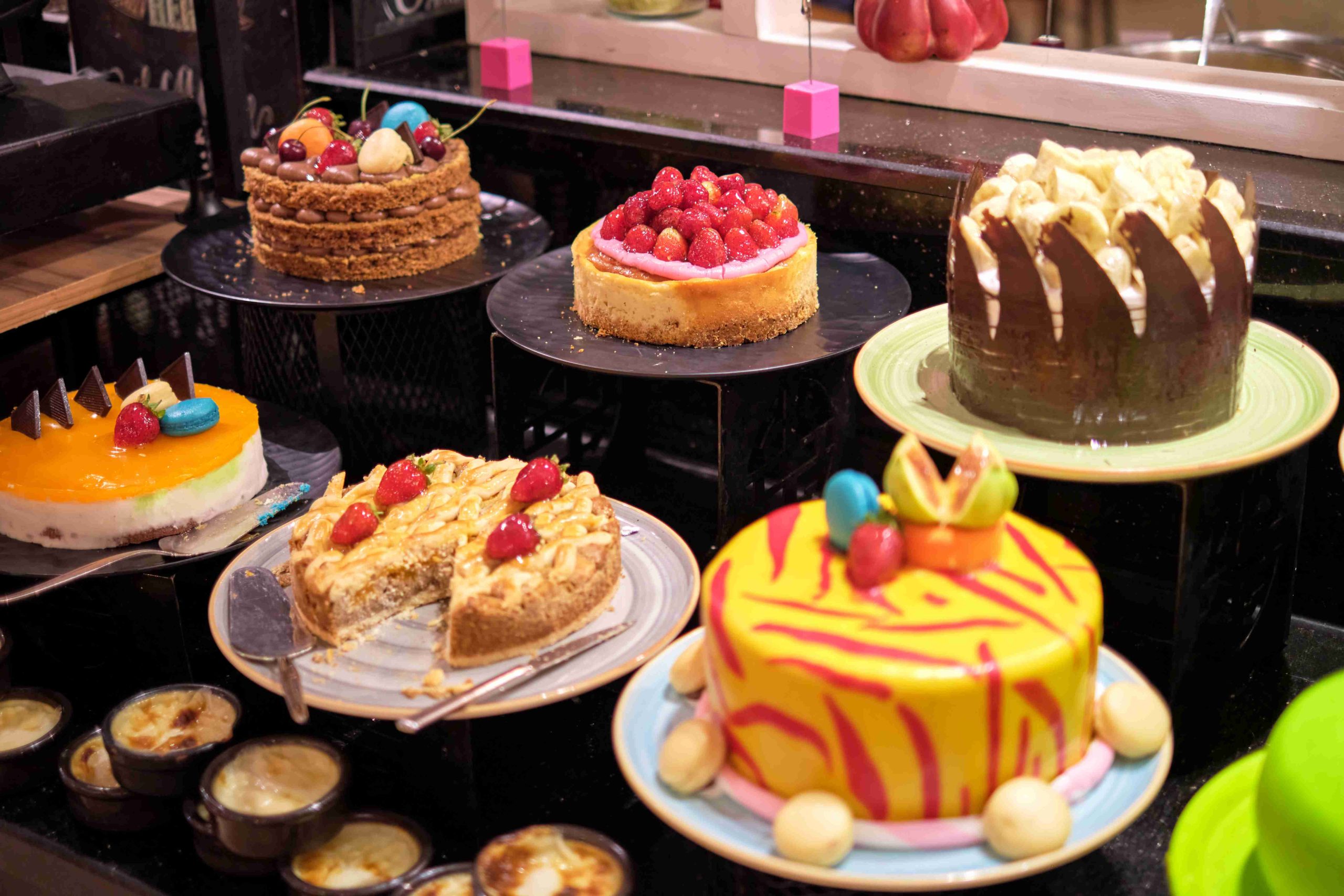 How Do Dubai Bakeries Create Unique Birthday Cakes Experiences?